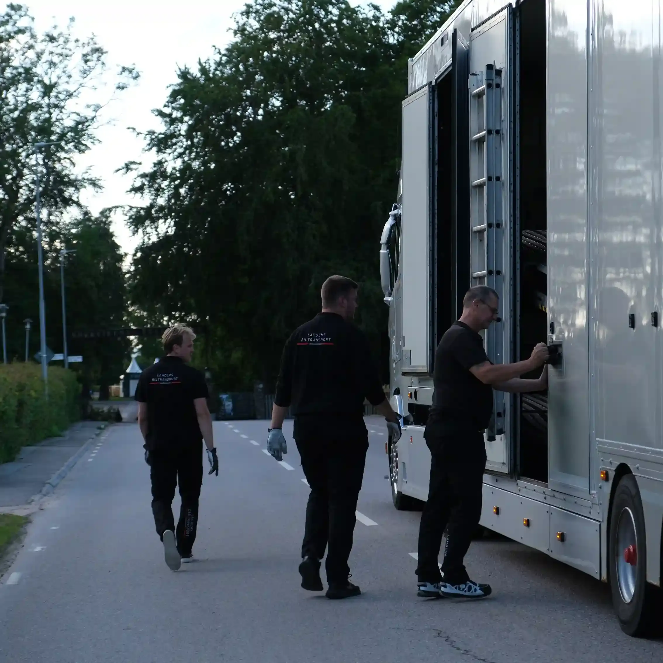 The Laholms Biltransport team walking to the trailer